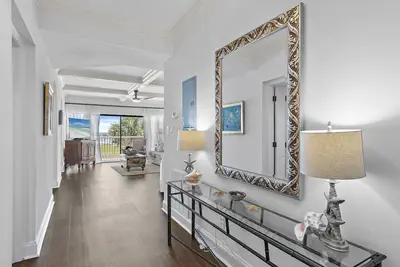 Image de Gorgeous 3 bedroom 2 bath unit. Beachfront property!