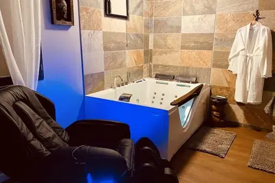Image de Magnifique suite balinaise avec jacuzzi
