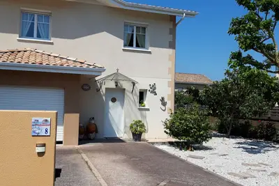 Image de maison entre bassin et ocean