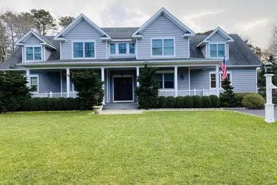 Image de New Listing! Perfect Family Southampton Retreat - minutes to town and beach