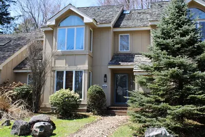 Image de Pristine Poconos Pinecrest Lake Townhouse