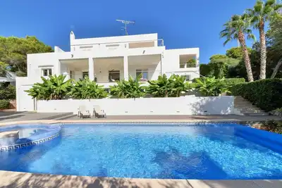 Image de Villa mit Direktem Strandzugang zu Einer Sandigen Bucht in Cala D'or Zentrum