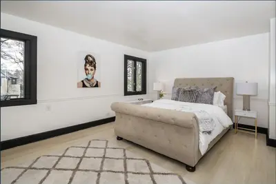 Image de Mediterranean Villa nested on the hills of Wykagyl