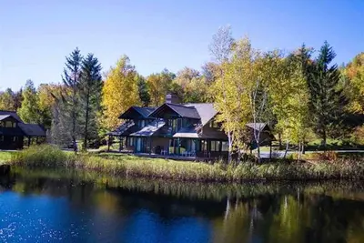 Image de Modern Mountain Getaway ~ Ski-in Ski-Out ~ Scenic Pond front ~ 4 Seasons!