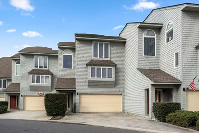 Carr'd Aweigh: Oceanside Condo, Shared Pool