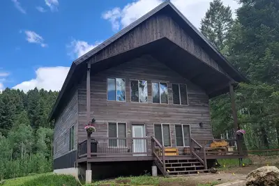 Image de New construction, hot tub, 12 miles to Yellowstone, WiFi, Ac, firepit,