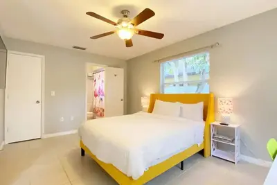 Image de New Listing, Downtown 3 Bedroom Cottage