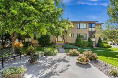 Image de Turnkey Executive Condo - For Lease   1-12 months 2, 600 mo.