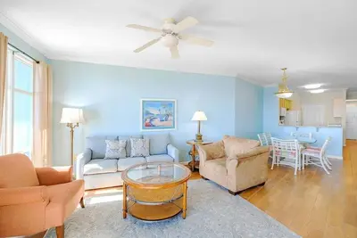 Image de Beautiful 2 Bedroom / 2 Bathroom CondoOverlooking