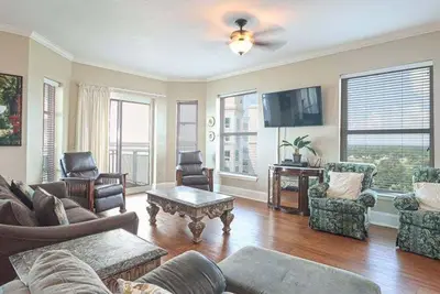Image de Beautiful and spacious 3 Bedroom / 3 Bathroom Gulf-View Penthouse with private balcony