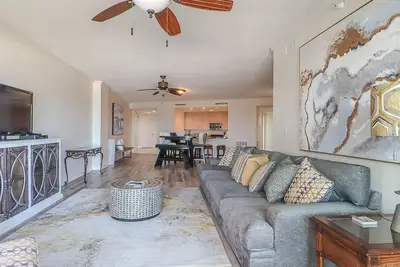 Image de Beautiful 3 Bedroom \/ 3 Bathroom Condo Directly on the Beach