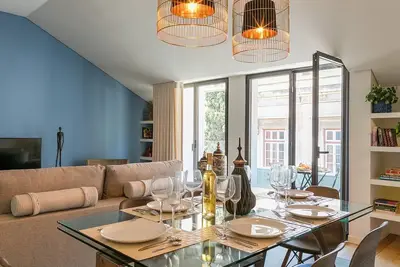 Image de Central 2bdr Apartment with Balcony by LovelyStay