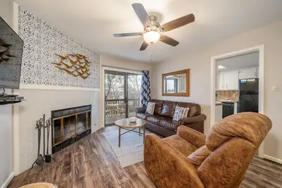 Image de South Shore Updated 2 Bdrm! Gameroom/Hot tub! Mini-Golf! Lake View! Sleeps 8!