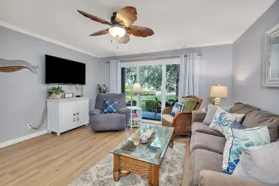 Image de Ground level condominium with heated pool!