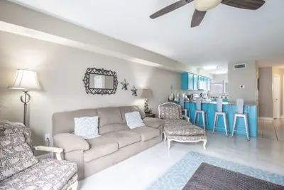 Image de Beautiful 2 Bd\/ 1. 5 Bath 2-Story Condo Just a Short Walk to the Beach Os-95