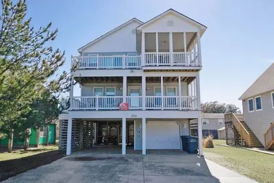 Image de Enjoy partial ocean views from this tastefully decorated home in Nags Head.