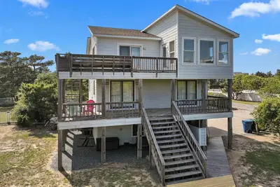 Image de Just one lot from the ocean with private pool!