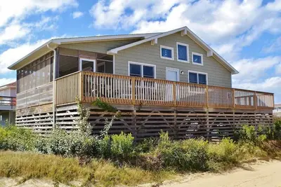 Image de Expansive ocean views in this home located just steps from the ocean.
