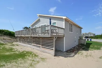 Image de Ocean views from the large deck of this beautifully decorated hom