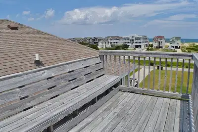 Image de A direct beach path across the street, so no long walks to the beach!