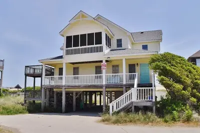 Image de Fabulous oceanfront home, beautifully decorated with ocean to sound views.
