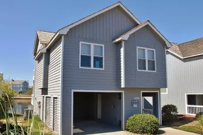 Image de Come take pleasure in all that this wonderful renovated home has to offer.
