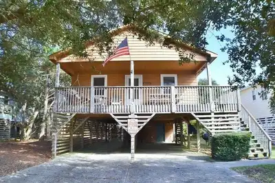 Image de This lovely, well maintained home is centrally located in the heart of Nags Head on the Outer Banks.