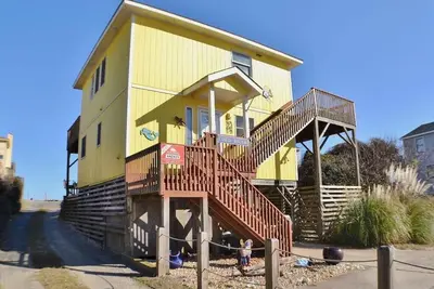 Image de Life's a breeze and your vacation will be too in this lovely home.