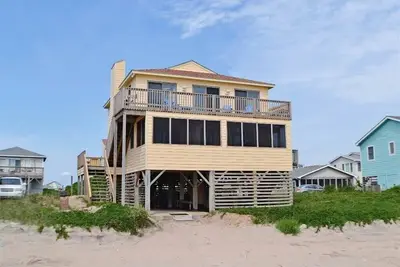 Image de This charming beach house is the perfect year-round retreat.