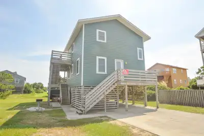 Image de Located 50 yds from the beach in South Nags Head makes this a perfect destination for your vacation.