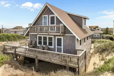 Image de Directly on the beach with wonderful views of the ocean.