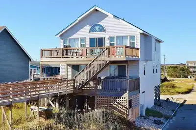 Image de Imagine sitting on the deck in the morning watching the dolphins play in the ocean!