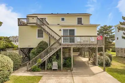 Image de If you're looking for peace, quiet and great ocean views, this is the home for you!