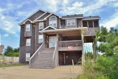 Image de Enjoy ocean views from this beautiful home, nestled in a quiet soundside community.