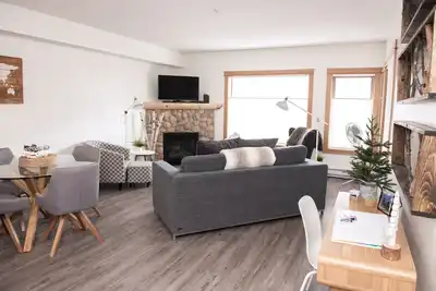 Image de Modern Mountain View Condo in Prime Central Location: Bliss at Canmore Crossing!