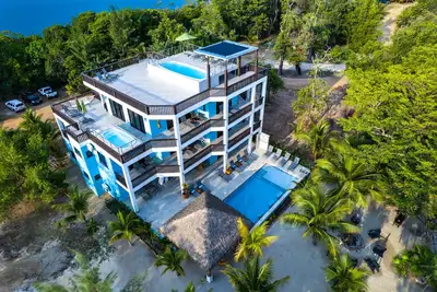 Image de Shedrock Shangrila, Beachfront Pelican Penthouse Suite