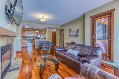 Image de Spacious Condo Steps from Main Street