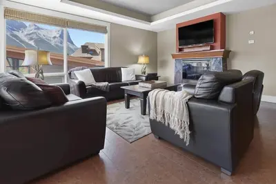 Image de Luxurious Corner Condo -Sunset Ridge