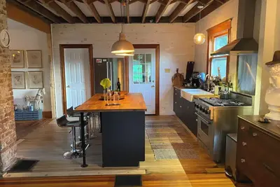 Image de Charming Riverside Retreat Getaway with Scenic Views