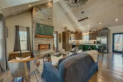 Image de Farmhouse on Pine Terrace - Modern and Fun, Hot Tub, Firepit