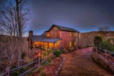 Image de The Nest - Long Range Mountain Views | Large Decks on Each Level | Pool Table | Ping Pong