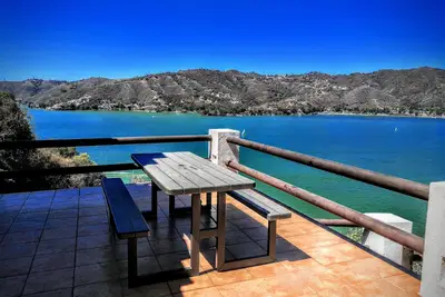 Image de Totally private house, located over the lake that offers unbeatable views