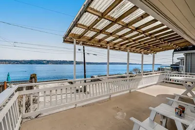 Image de Beautiful Bayfront House w/WiFi, Beach Access, Bay/Mountain Views, & Fireplace