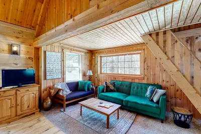 Image de Renovated Cabin w/ a Deck, Firepit, Gas Grill, Free WiFi, & Full Kitchen