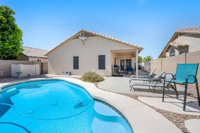 Image de Sunny & stylish home with private pool, central Ac, W/D & firepit