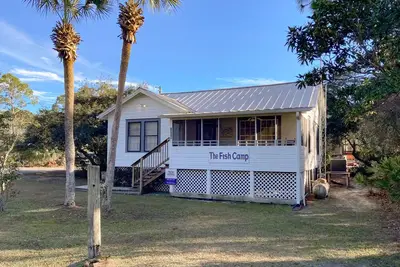 Image de Home & casita with outdoor shower, screened-in porch, grill, & beach access