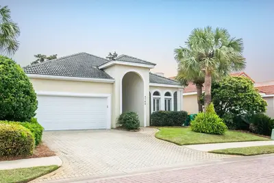 Image de Beach-Inspired Home w/High-Speed WiFi, Shared Pool & Hot Tub, Screened-In Porch