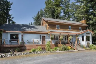 Mt. Marathon Room at Bell In the Woods B&B (King/2nd Floor) Max 2ppl