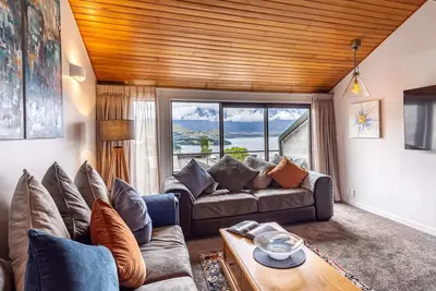 Image de Spacious Alpine Spa Lake View Townhouse