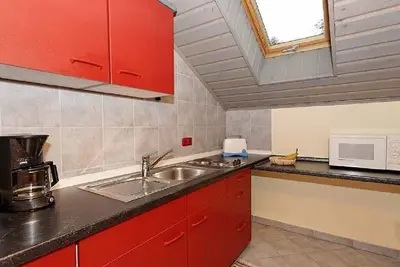 Image de Appartement avec chambre, salon avec coin repas et petite cuisine séparée